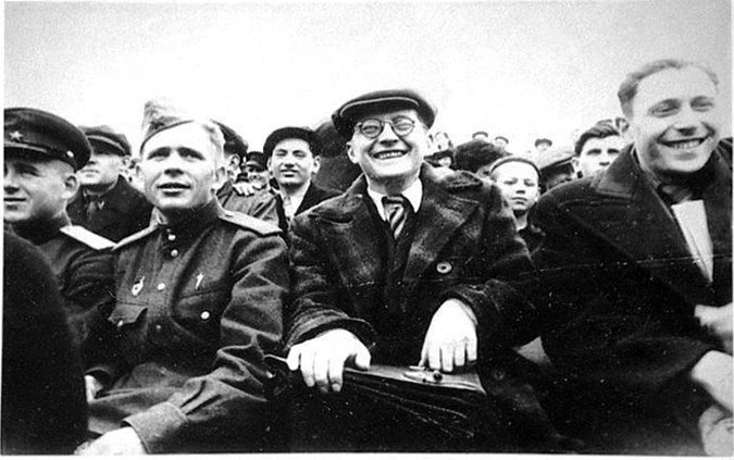 Дмитрий Шостакович на трибуне стадиона, матч «Динамо» — «Зенит», 1944 год